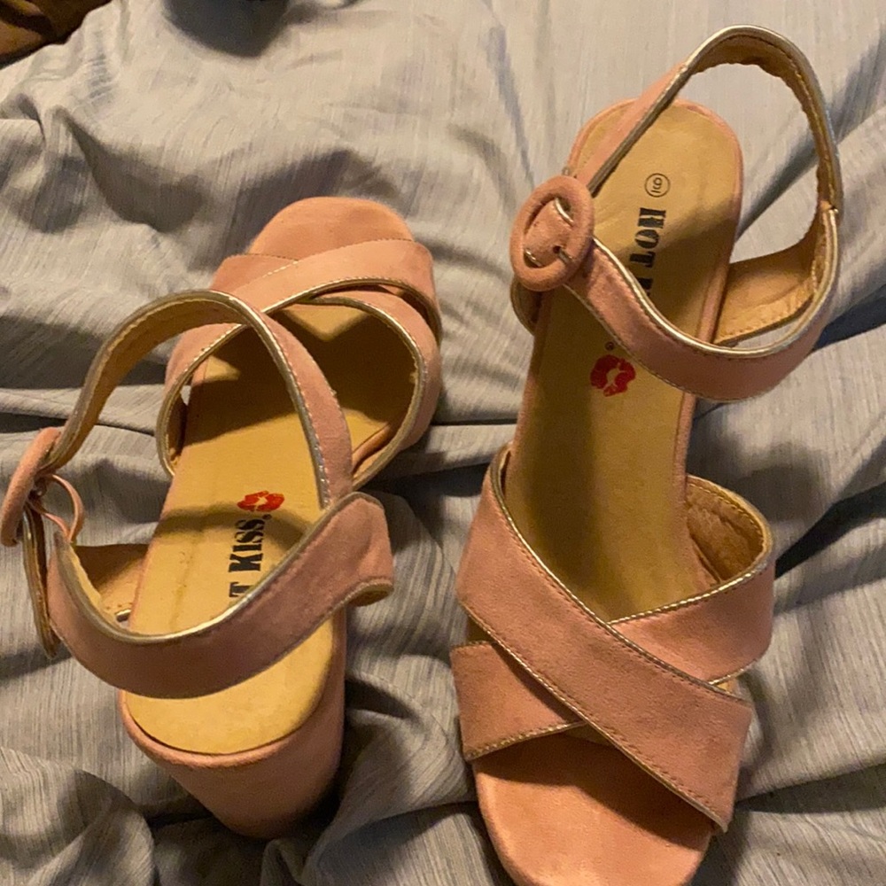 Pink and gold hot kiss heels! In great condition.